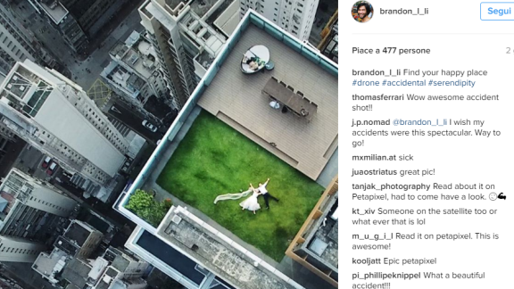 Fotografa per caso due sposi su un tetto. Fotografo chiede aiuto al web per ritrovarli 
