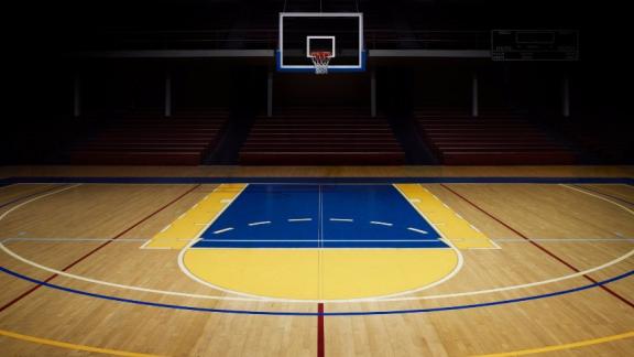 Basket su un maxischermo di led. In Giappone il campo da basket sembra un videogioco