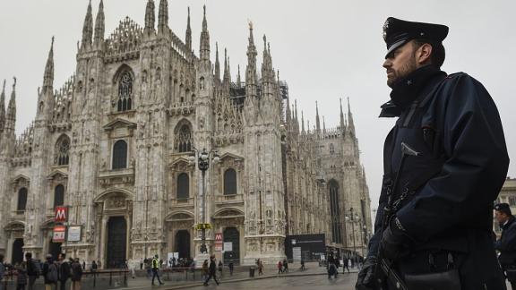 Sai perché i carabinieri non possono usare gli ombrelli?