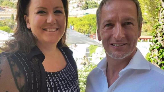Il Bio Chef Paolo Sari  e Frédérique Mora, Presidente di LaiLaiLai, l’azienda che produce e distribuisce l'acqua Corsa