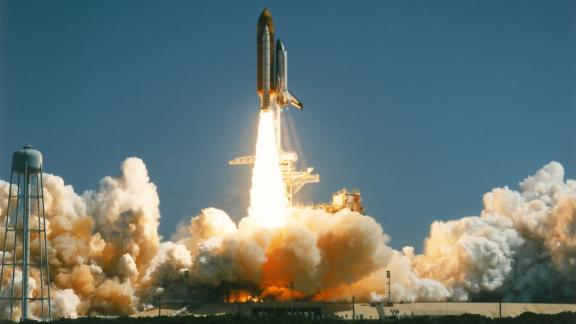 Pechino manda in orbita due astronauti per una missione di un mese