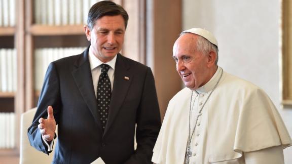 Il presidente sloveno in visita in Vaticano porta una torta tipica al Papa