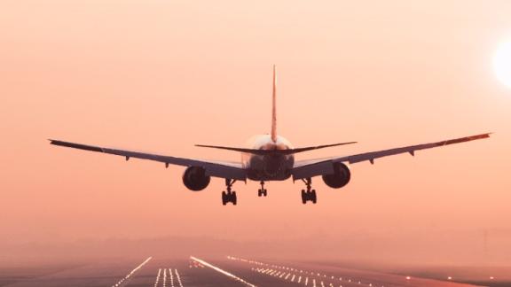 Atterraggio d'emergenza a causa della lite tra due coniugi a bordo. Succede a Brindisi