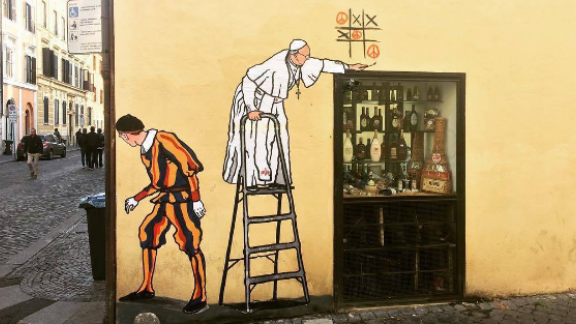 Papa Francesco gioca a tris sui muri di Roma.