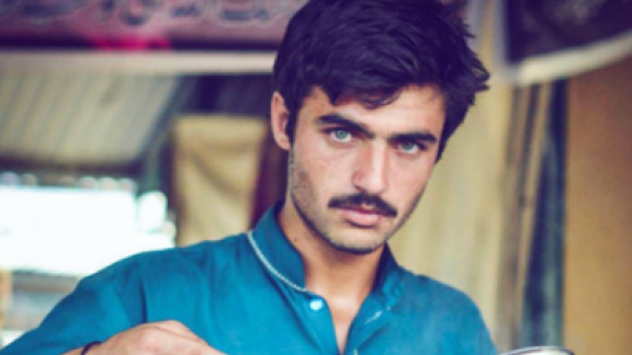 Il venditore di té diventa modello. Il caso "social" di un ragazzo pakistano