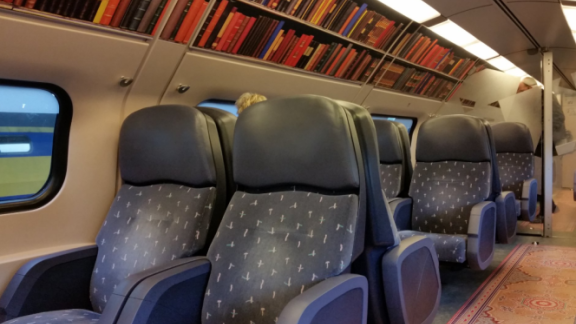 Il vagone biblioteca per viaggiare immersi nella lettura. La novità sui treni olandesi