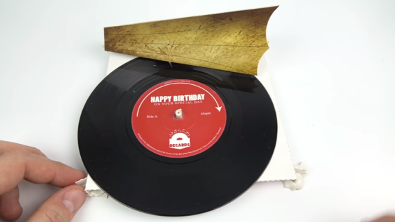Il biglietto d'auguri che diventa un giradischi