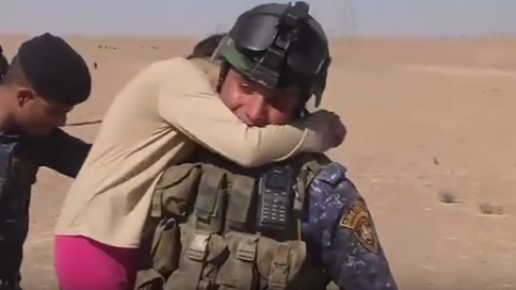 La bimba in fuga dall'Isis abbraccia i soldati che l'hanno salvata