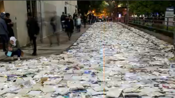 Toronto. 10 mila libri ricoprono la strada per la notte bianca