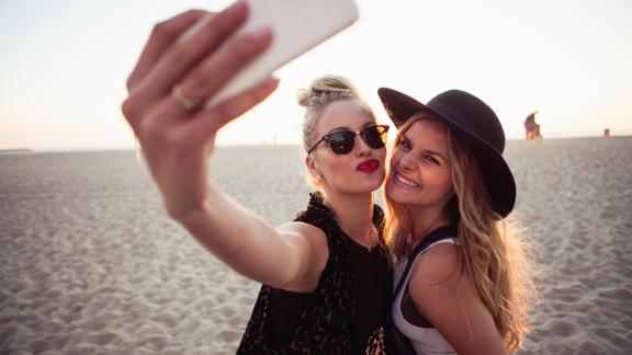 Si fanno 93 milioni di selfie al giorno: una vera e propria ossessione
