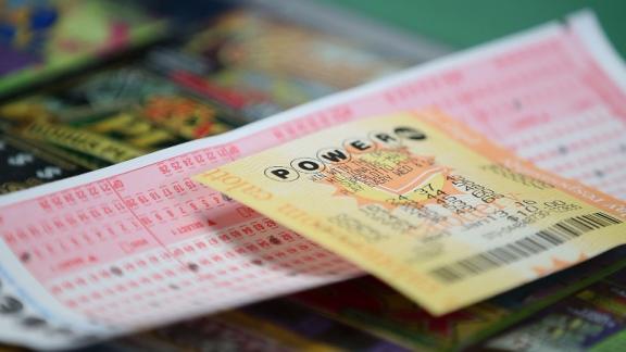 "Giocare alla lotteria è uno spreco di soldi". Ma vince 1 milione dollari