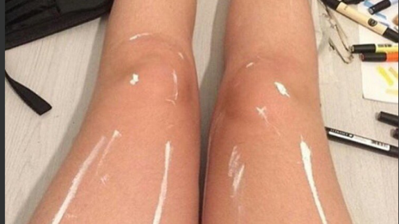 Gambe dipinte o effetto plastica? L'illusione ottica nuovo rompicapo del web