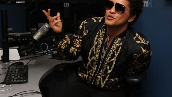 Bruno Mars: è il giorno di "24K Magic" e c'è anche Halle Berry 