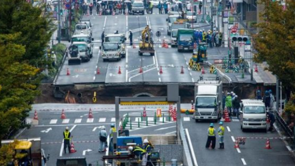 Un'enorme voragine si apre nel centro della città. Paura in Giappone