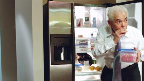 Il collega mangia il suo prosciutto. Quello che succede dopo lascia senza parole