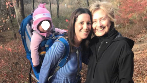 Hillary Clinton. Foto nel bosco con un'elettrice