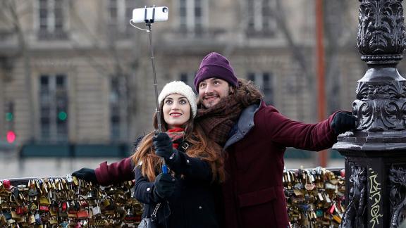 Il tramonto del selfie stick: addio alle vendite