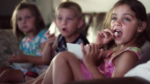 La pubblicità influenza l'alimentazione dei bambini. Più snack anche senza fame