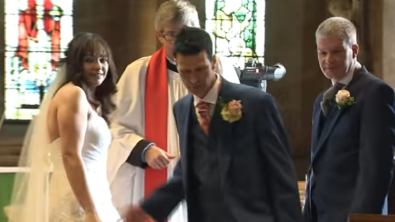 Le fedi non  ci sono. Sposo scappa dall'altare e sorprende tutti con un video
