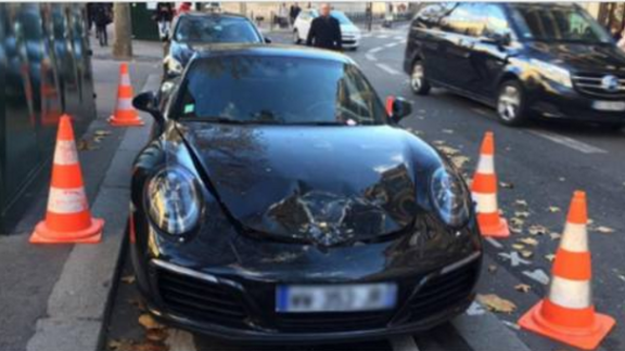 La Porsche è nel posto riservato ai taxi, la polizia la fa esplodere