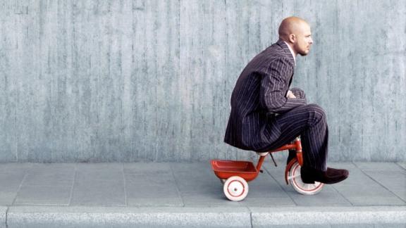 Ciclisti. Fino a 168 euro di multa per chi va in bicicletta sul marciapiede