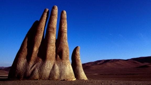 Una mano affiora dal deserto di Atacama. Cos'è la "Mano del Desierto"