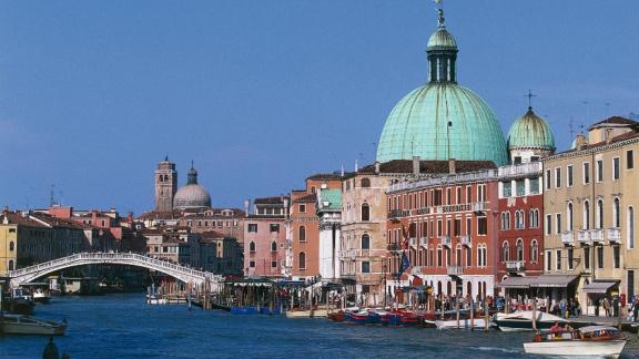 Surf sul Canal Grande di Venezia. Turista giapponese si tuffa dal ponte degli Scalzi