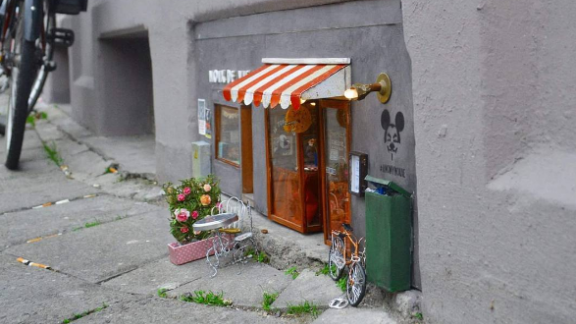 Negozi a misura di topo. L'ultima provocazione della street art