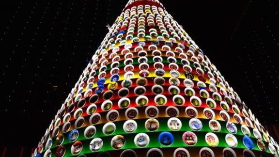 3mila piatti di porcellana: ecco l'incredibile albero di Natale cinese