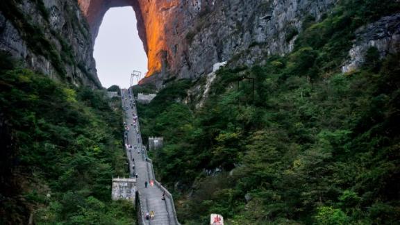 999 scalini per raggiungere la Porta del Paradiso, una meraviglia naturale in Cina