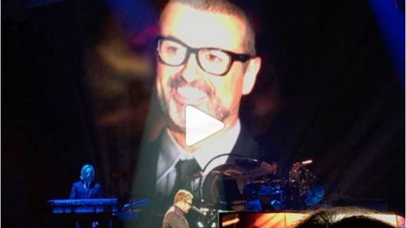 Elton John si commuove durante il tributo a George Michael