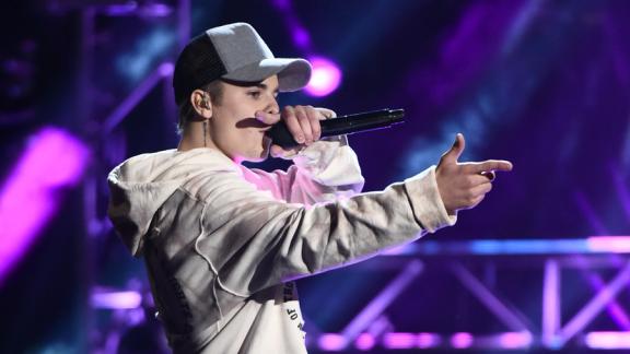 Justin Bieber abbandona il suo cucciolo. A salvarlo un ballerino del suo tour