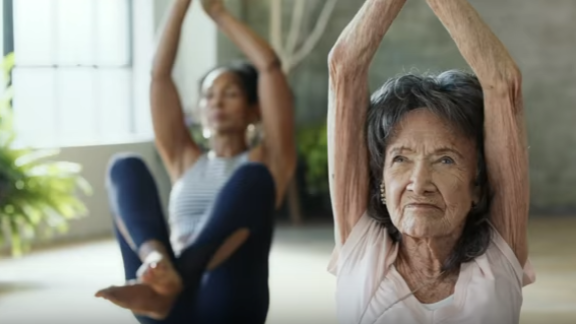 Yoga. L'insegnante più anziana al mondo ha 98 anni
