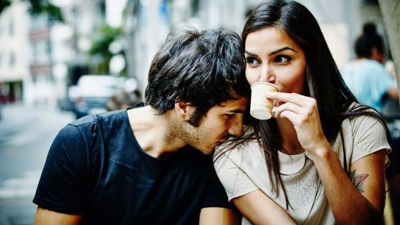Felicità in amore? Basta postare di meno sui social!