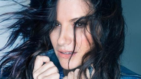 Laura Pausini firma i Baci Perugina a San Valentino 