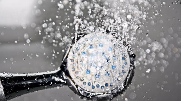 6 benefici di una doccia fredda al mattino 