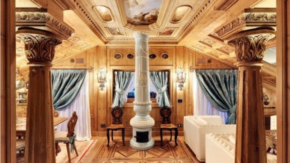Lo chalet opulento come un piccolo castello