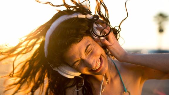 Perché certe canzoni ci rimangono in testa e come liberarsene
