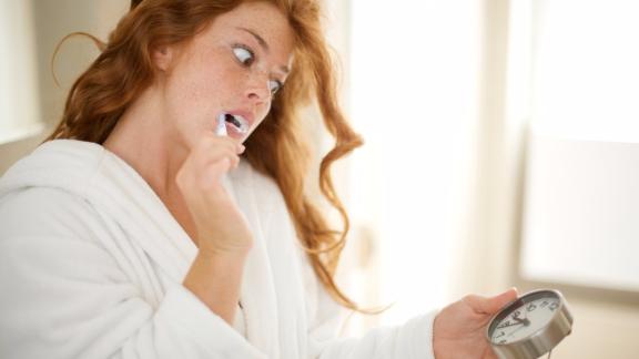 Cattive abitudini. Al mattino è meglio non fare queste 5 cose