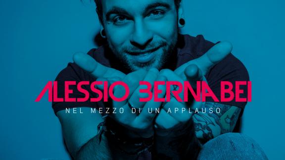 ALESSIO BERNABEINel mezzo di un applauso