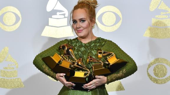 Complimenti, Adele: la star guadagna 500.000 dollari a serata