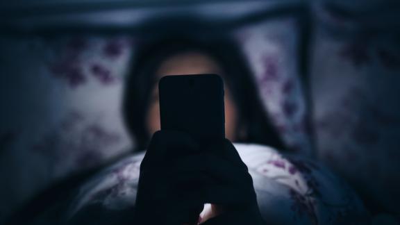 La smartphone-mania colpisce tutti: anche i genitori collegati fino a 9 ore al giorno