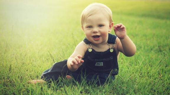 Far ridere i bambini migliora le loro capacità di apprendimento