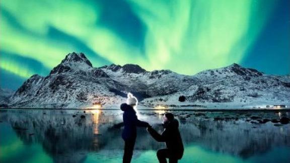 Proposta di matrimonio sotto l'aurora boreale, la foto è virale