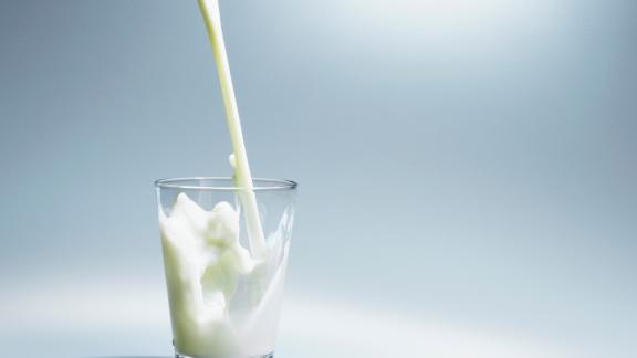 Il latte nel frigo? Va conservato nel ripiano centrale, altrimenti lo rovinate