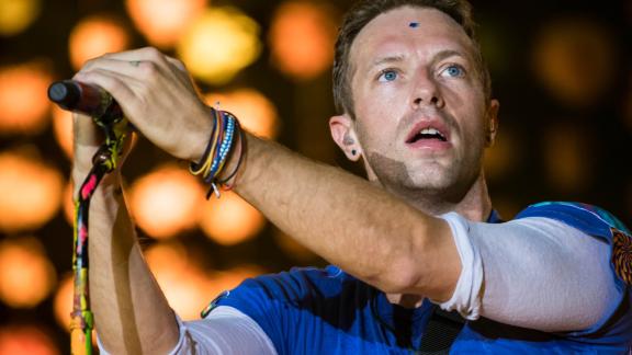 Chris Martin fa una sorpresa a un fan malato e va a trovarlo in ospedale