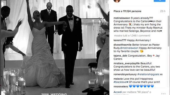 Beyoncé: la madre pubblica una delle foto segrete del matrimonio. E un'artista la effigia nel formaggio...
