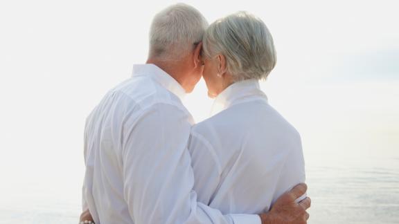 Si ritrovano dopo 64 anni e si sposano: la storia d'amore di una coppia di 81enni