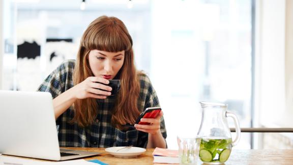 Pericolo smartphone per la schiena: attenzione alla postura