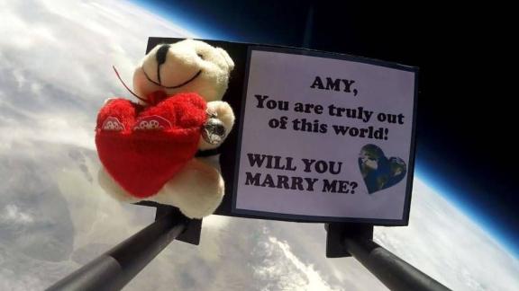 Proposta di matrimonio spaziale. Ecco l'idea di un ragazzo